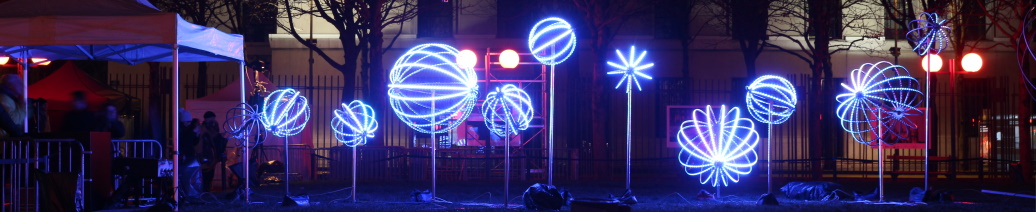 Une œuvre lumineuse composée de bulles de couleurs qui s'allument selon la puissance du souffle d'une personne, la nuit à Lyon.